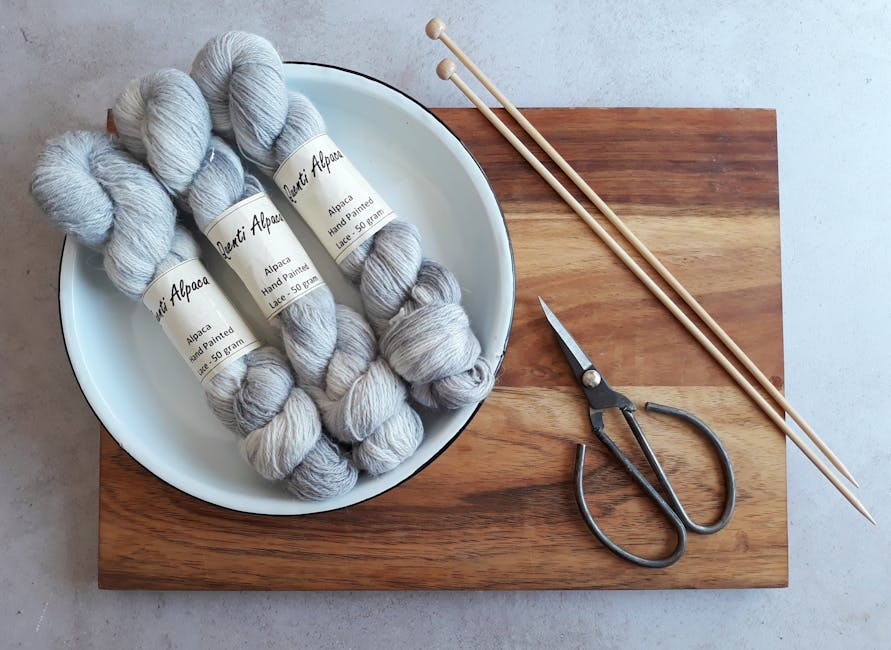 Libro y taza de café en una mesa